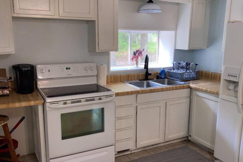 Tucked Away Newly Renovated 2 Bedroom/ 1 Bath Sleeps 8 Beaufort Exterior photo