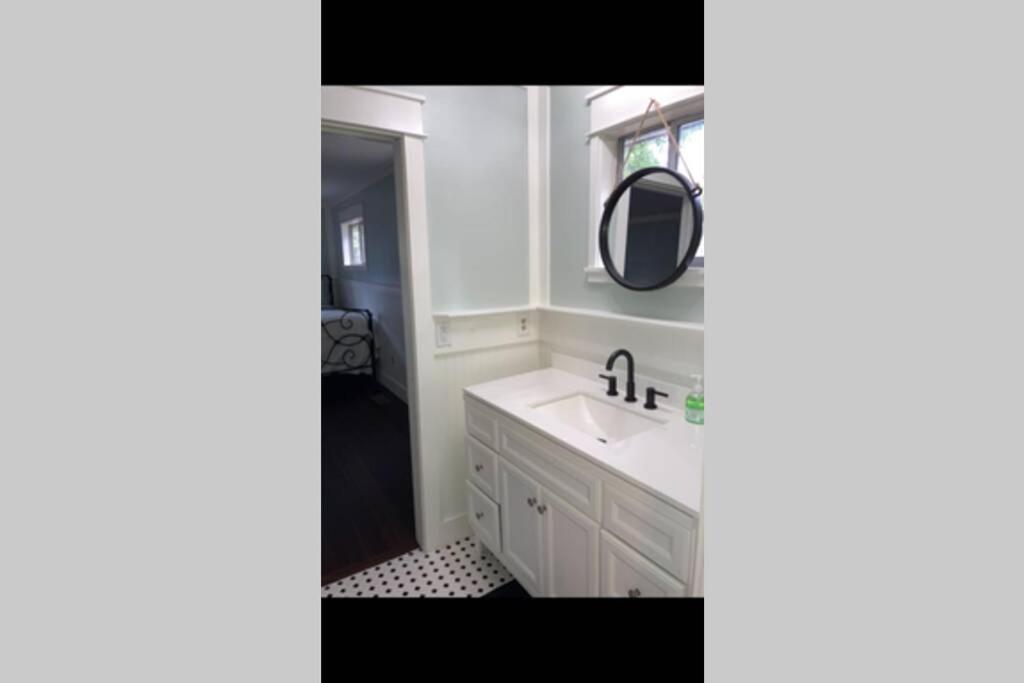 Tucked Away Newly Renovated 2 Bedroom/ 1 Bath Sleeps 8 Beaufort Exterior photo