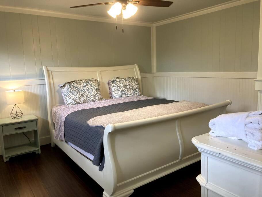 Tucked Away Newly Renovated 2 Bedroom/ 1 Bath Sleeps 8 Beaufort Exterior photo